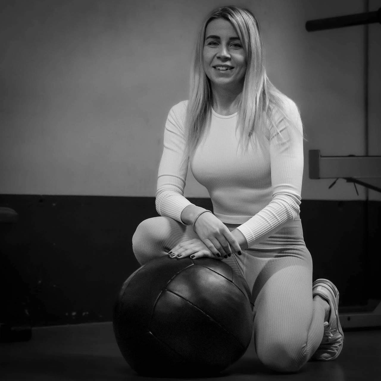 Melissa da pare, coach sportif à neuchatel pose devant un ballon de sport